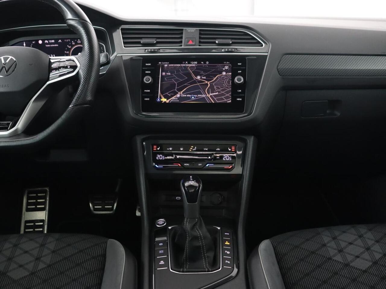 Volkswagen TIGUAN 1.4 eHybrid R Line | Panoramadak | Trekhaak | Stoelverwarming | Camera | 20'' | Park Assist | Carplay | Matrix LED | Stuurverwarming | Adaptive cruise | Navigatie | PHEV | Plug In