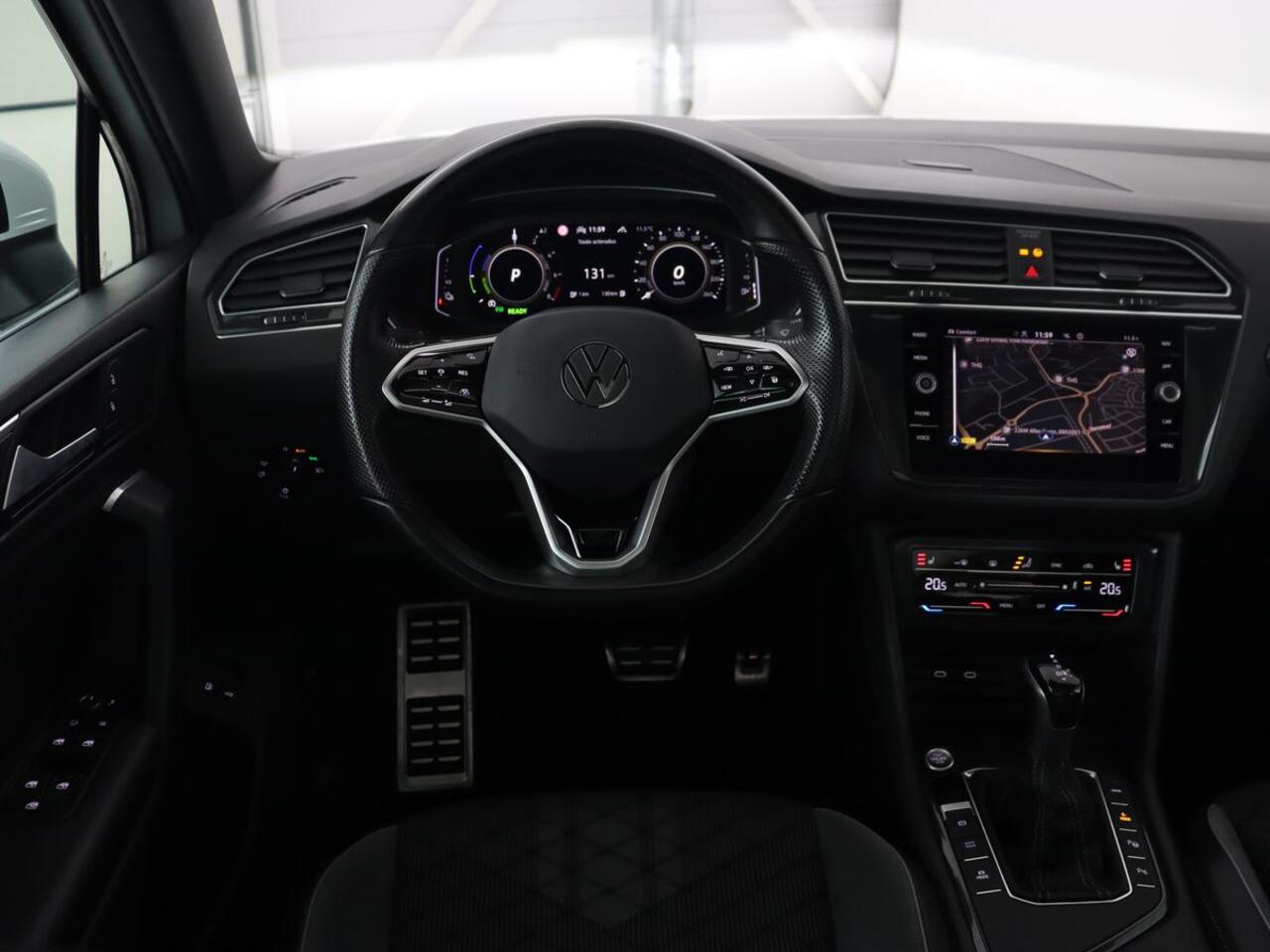 Volkswagen TIGUAN 1.4 eHybrid R Line | Panoramadak | Trekhaak | Stoelverwarming | Camera | 20'' | Park Assist | Carplay | Matrix LED | Stuurverwarming | Adaptive cruise | Navigatie | PHEV | Plug In