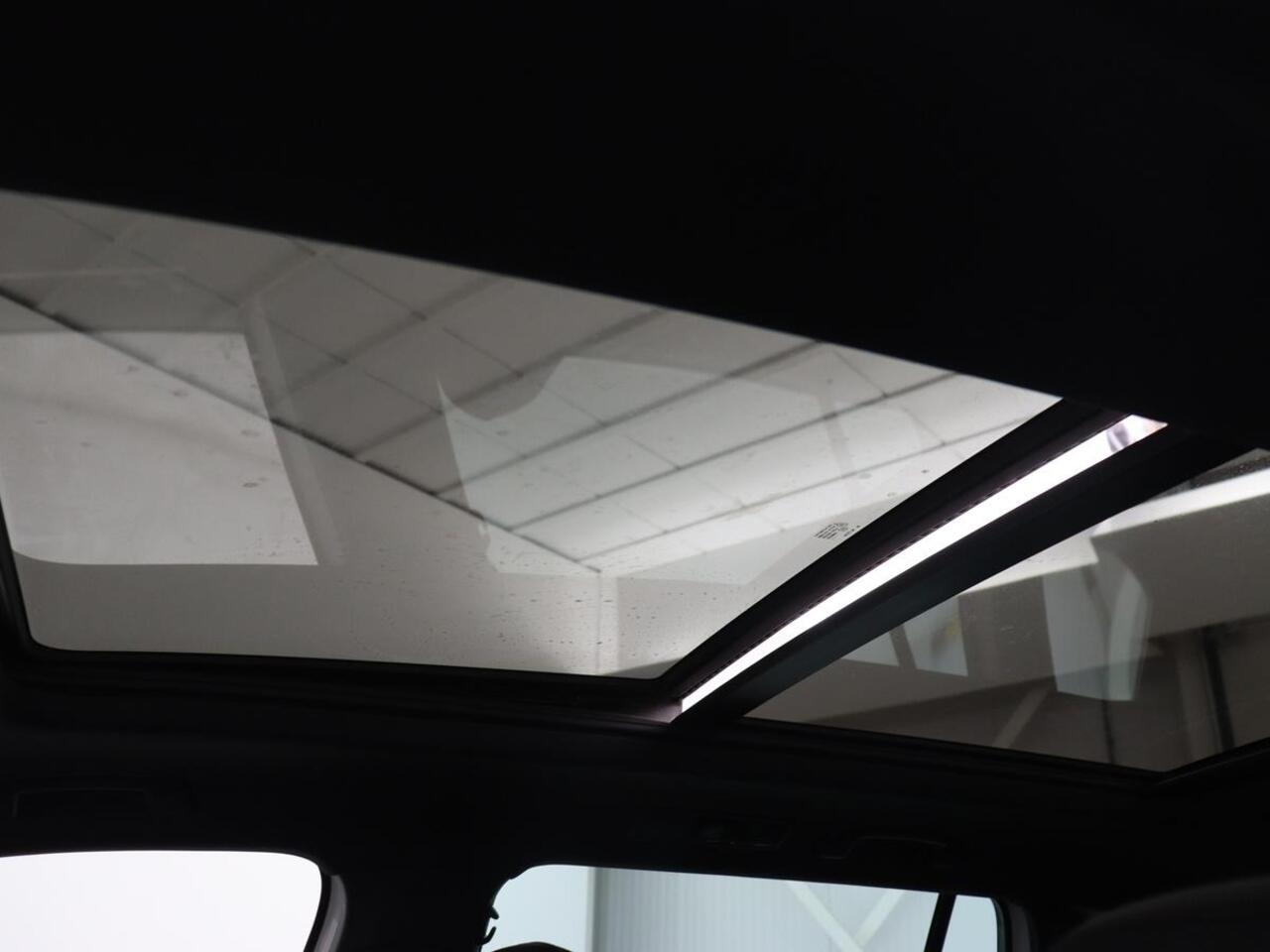 Volkswagen TIGUAN 1.4 eHybrid R Line | Panoramadak | Trekhaak | Stoelverwarming | Camera | 20'' | Park Assist | Carplay | Matrix LED | Stuurverwarming | Adaptive cruise | Navigatie | PHEV | Plug In