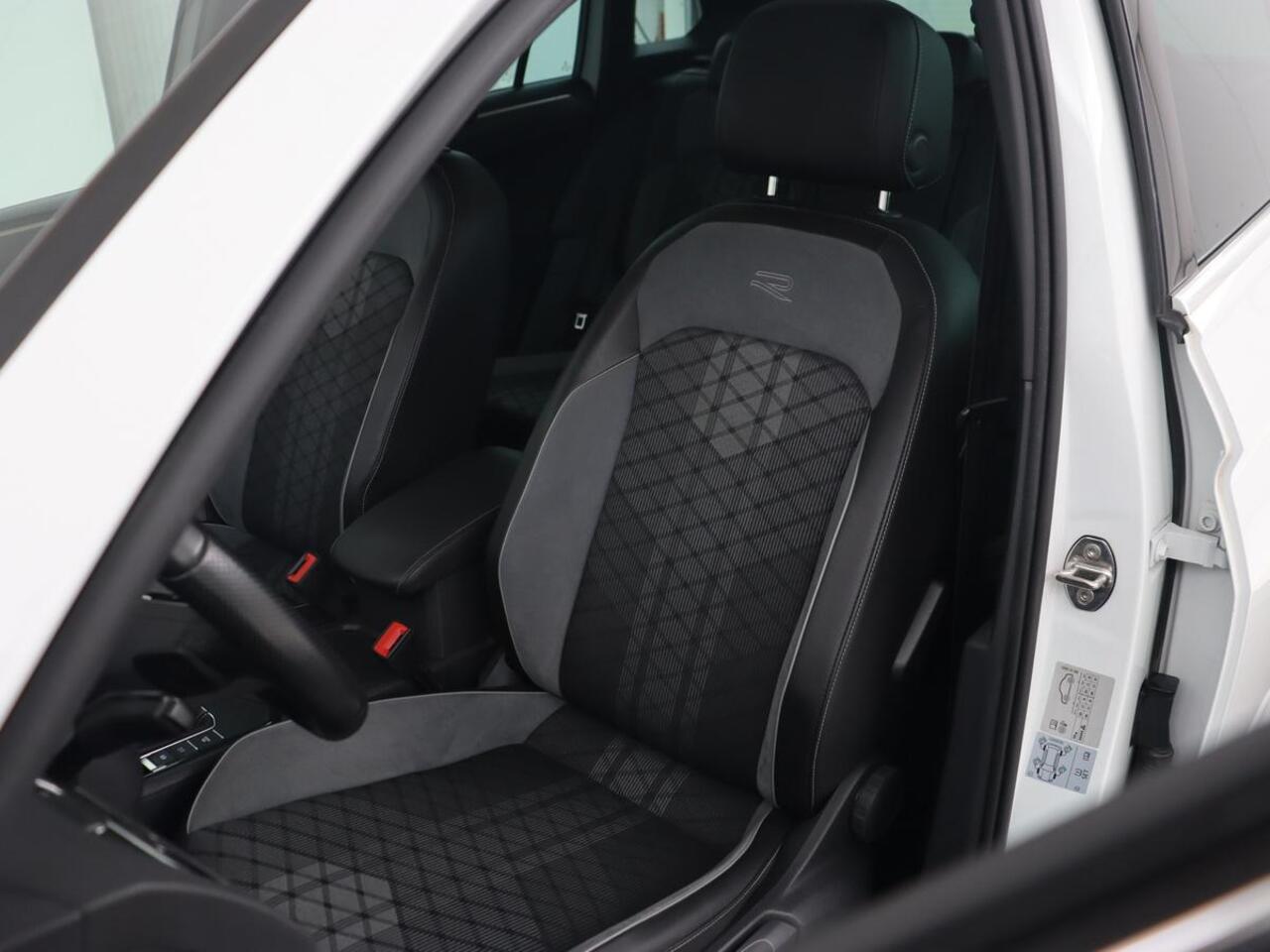 Volkswagen TIGUAN 1.4 eHybrid R Line | Panoramadak | Trekhaak | Stoelverwarming | Camera | 20'' | Park Assist | Carplay | Matrix LED | Stuurverwarming | Adaptive cruise | Navigatie | PHEV | Plug In