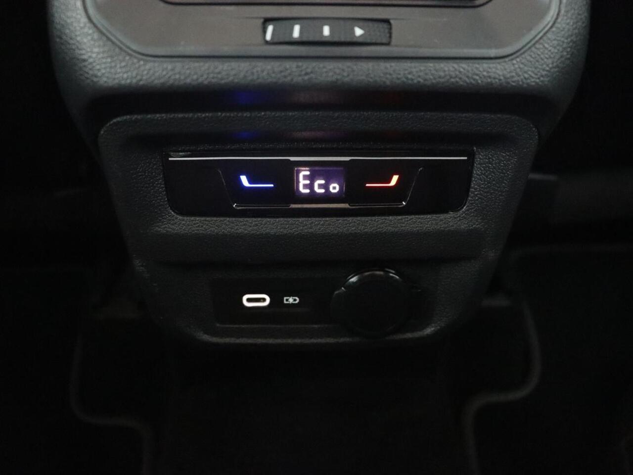 Volkswagen TIGUAN 1.4 eHybrid R Line | Panoramadak | Trekhaak | Stoelverwarming | Camera | 20'' | Park Assist | Carplay | Matrix LED | Stuurverwarming | Adaptive cruise | Navigatie | PHEV | Plug In