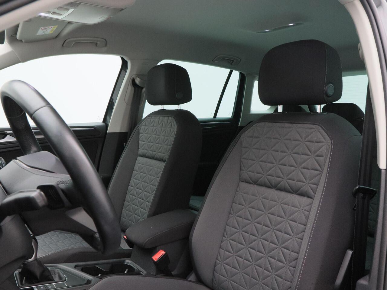 Volkswagen TIGUAN 1.4 TSi 245 Pk eHybrid Automaat Life | Adaptive Cruise | Camera | CarPlay | Climate | 18 Inch | Privacy Glass | 54.682 KM!!