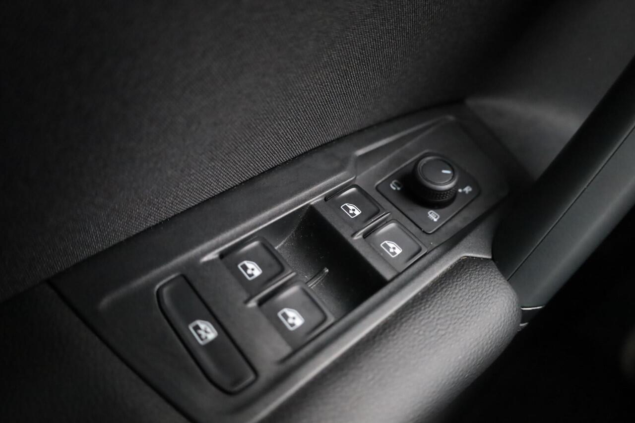 Volkswagen TIGUAN 1.4 TSI eHybrid Life Business panoramadak wegklapbare trekhaak area view camera ergo stoelen stoel en stuurwielverwarming elektrische achterklep digital cockpit pro draadloos carplay en draadloos laden park assist lendesteunen voor massage stand elektrisc