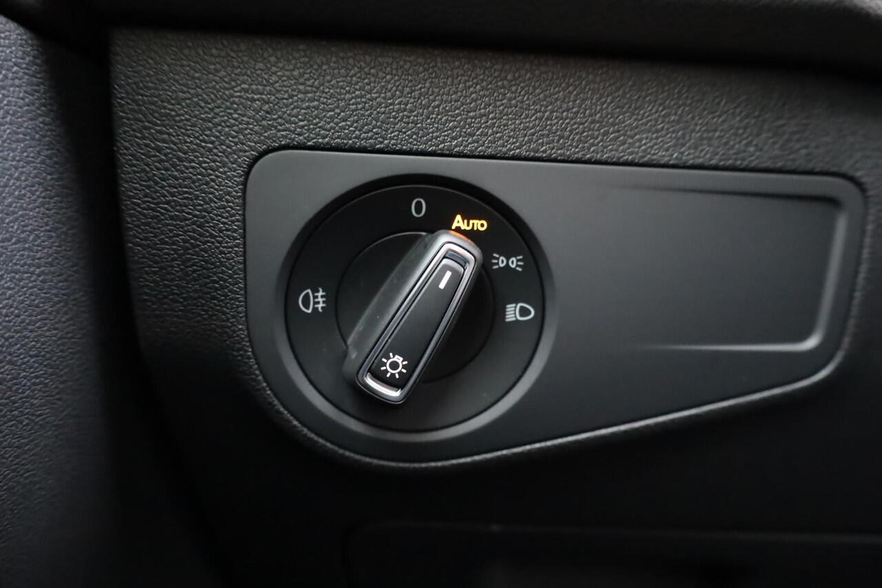 Volkswagen TIGUAN 1.4 TSI eHybrid Life Business panoramadak wegklapbare trekhaak area view camera ergo stoelen stoel en stuurwielverwarming elektrische achterklep digital cockpit pro draadloos carplay en draadloos laden park assist lendesteunen voor massage stand elektrisc