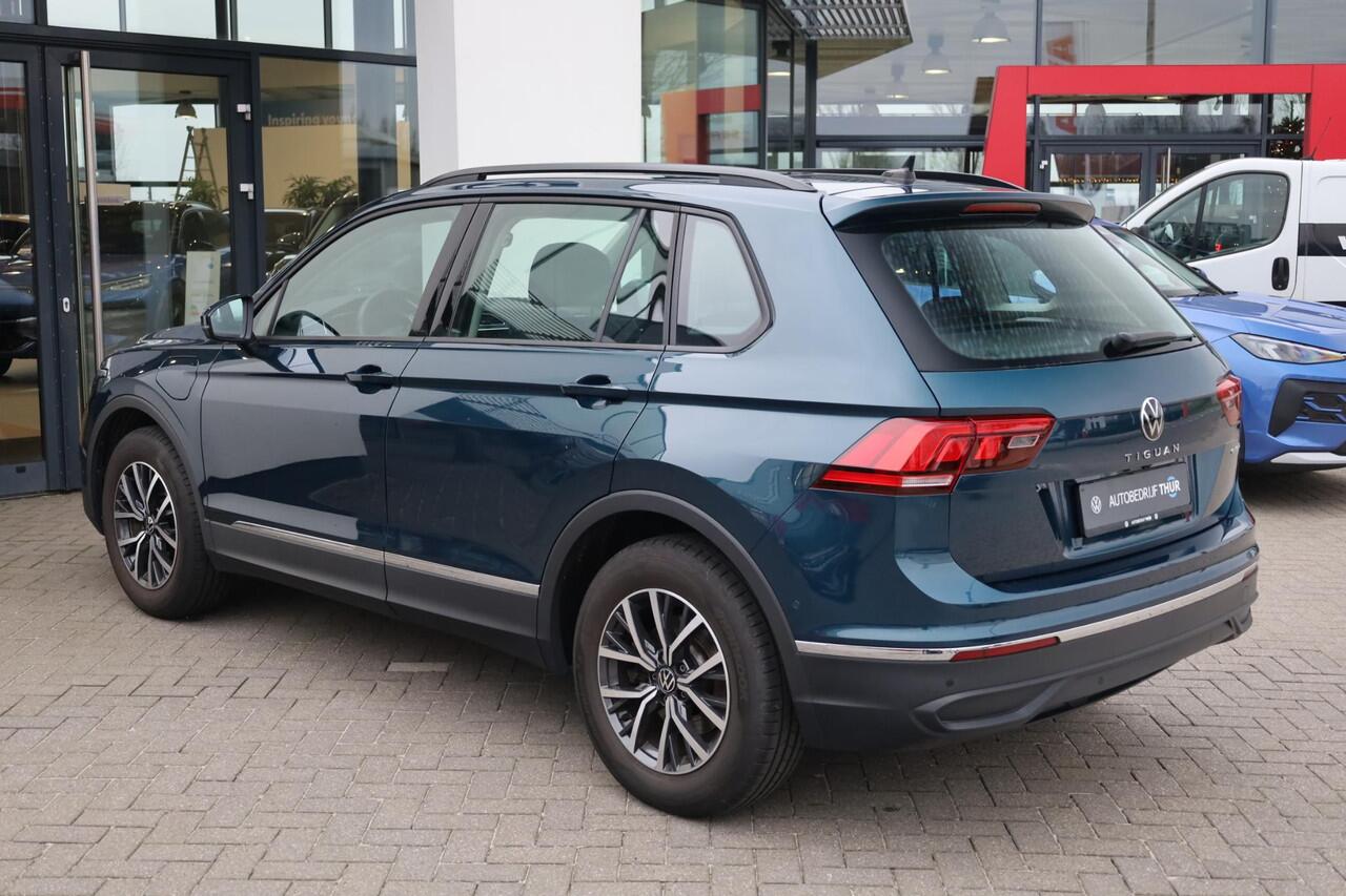 Volkswagen TIGUAN 1.4 TSI eHybrid Life Business panoramadak wegklapbare trekhaak area view camera ergo stoelen stoel en stuurwielverwarming elektrische achterklep digital cockpit pro draadloos carplay en draadloos laden park assist lendesteunen voor massage stand elektrisc