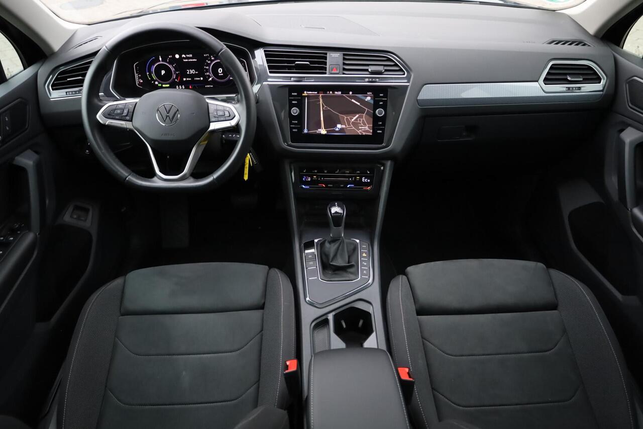 Volkswagen TIGUAN 1.4 TSI eHybrid Life Business panoramadak wegklapbare trekhaak area view camera ergo stoelen stoel en stuurwielverwarming elektrische achterklep digital cockpit pro draadloos carplay en draadloos laden park assist lendesteunen voor massage stand elektrisc