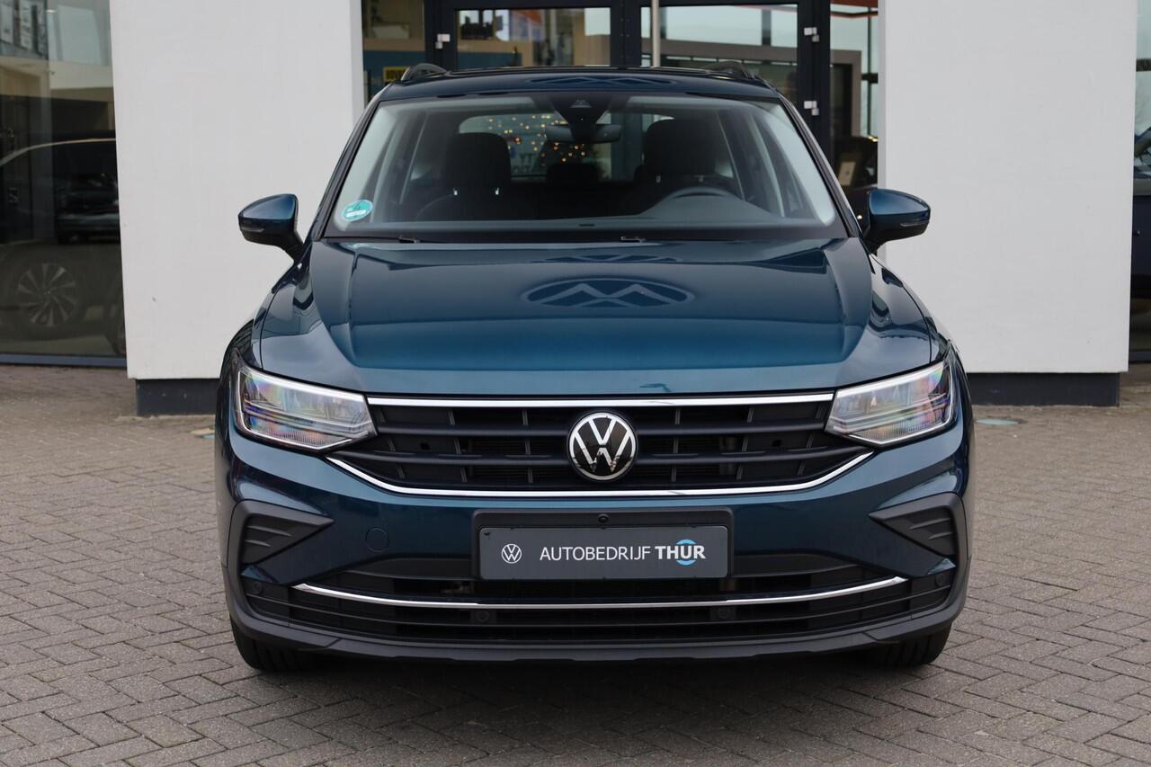 Volkswagen TIGUAN 1.4 TSI eHybrid Life Business panoramadak wegklapbare trekhaak area view camera ergo stoelen stoel en stuurwielverwarming elektrische achterklep digital cockpit pro draadloos carplay en draadloos laden park assist lendesteunen voor massage stand elektrisc