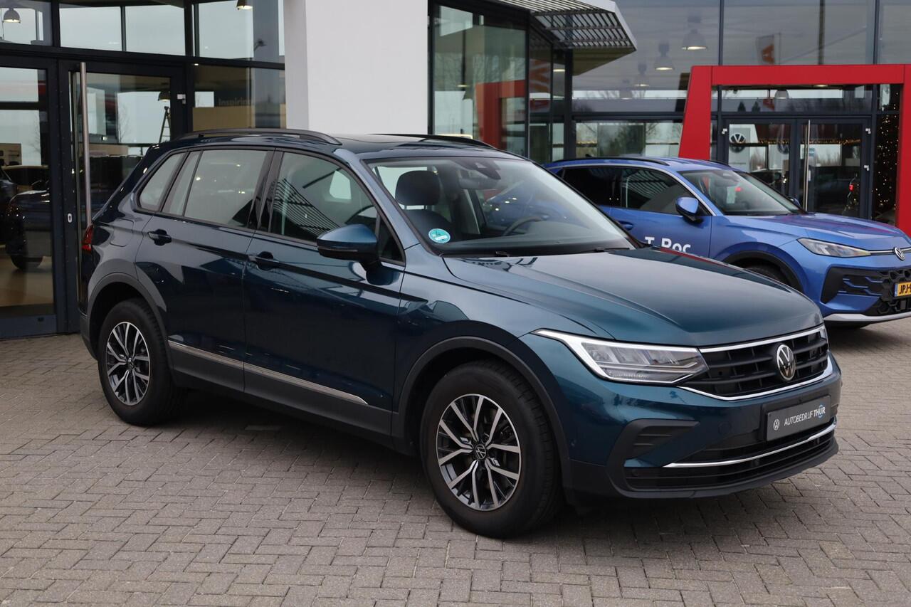 Volkswagen TIGUAN 1.4 TSI eHybrid Life Business panoramadak wegklapbare trekhaak area view camera ergo stoelen stoel en stuurwielverwarming elektrische achterklep digital cockpit pro draadloos carplay en draadloos laden park assist lendesteunen voor massage stand elektrisc