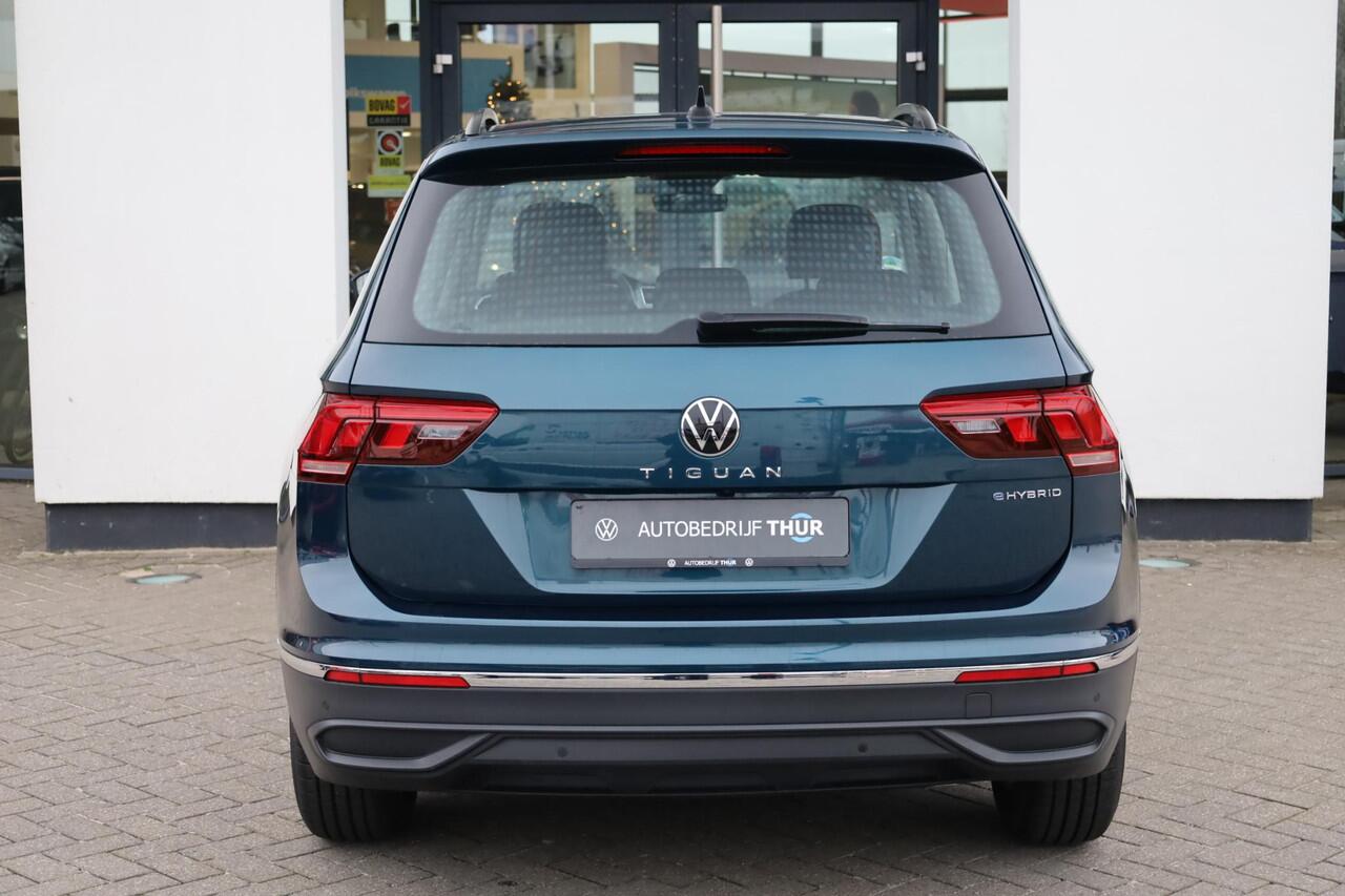 Volkswagen TIGUAN 1.4 TSI eHybrid Life Business panoramadak wegklapbare trekhaak area view camera ergo stoelen stoel en stuurwielverwarming elektrische achterklep digital cockpit pro draadloos carplay en draadloos laden park assist lendesteunen voor massage stand elektrisc