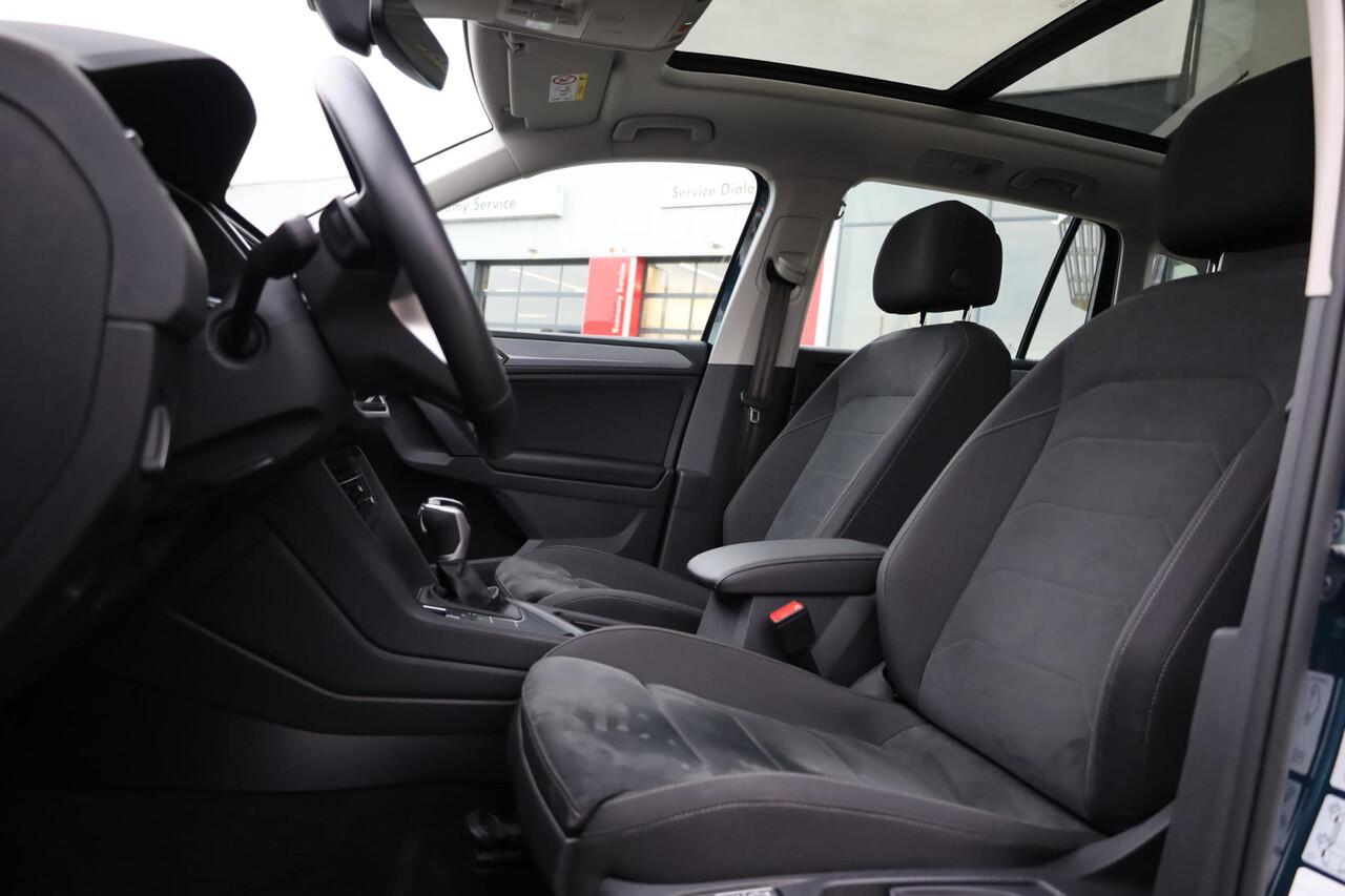 Volkswagen TIGUAN 1.4 TSI eHybrid Life Business panoramadak wegklapbare trekhaak area view camera ergo stoelen stoel en stuurwielverwarming elektrische achterklep digital cockpit pro draadloos carplay en draadloos laden park assist lendesteunen voor massage stand elektrisc