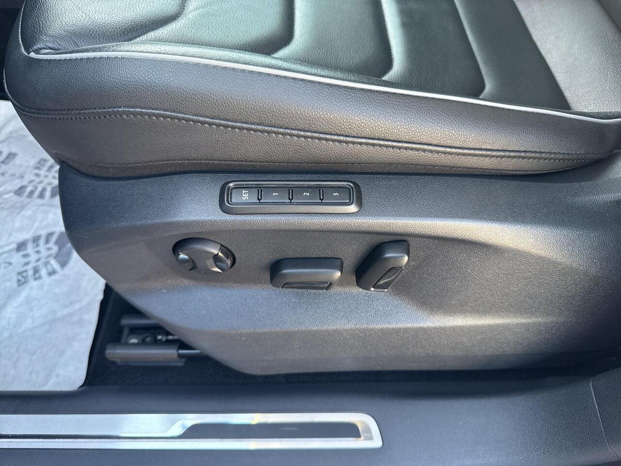 Volkswagen TIGUAN 1.4 TSI eHybrid Elegance 180 kw | SOH 90% | Trekhaak | Leder | PHEV | NAVI | A Camera |