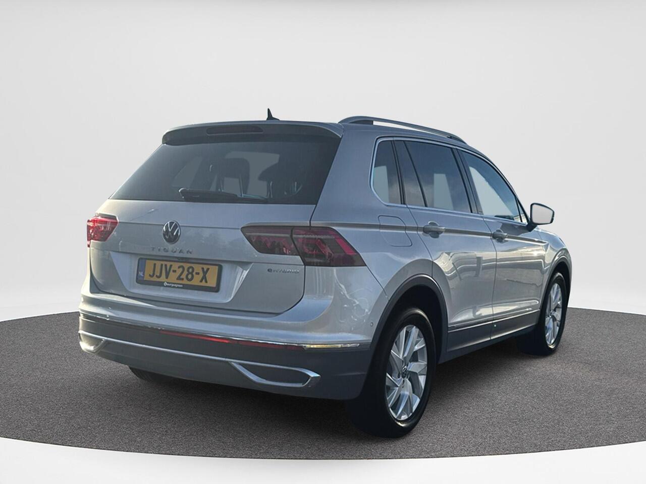 Volkswagen TIGUAN 1.4 TSI eHybrid Elegance 180 kw | SOH 90% | Trekhaak | Leder | PHEV | NAVI | A Camera |