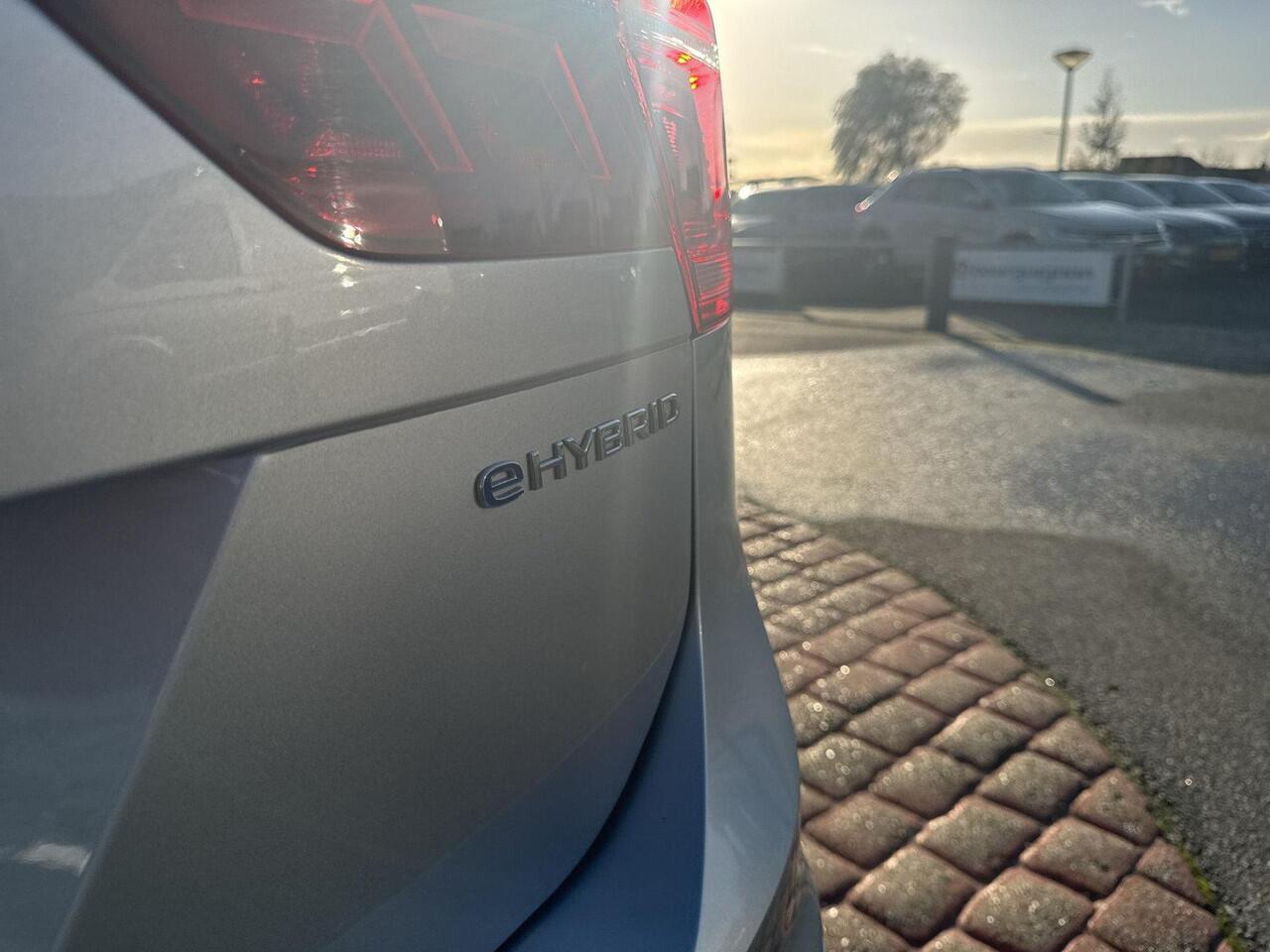 Volkswagen TIGUAN 1.4 TSI eHybrid Elegance 180 kw | SOH 90% | Trekhaak | Leder | PHEV | NAVI | A Camera |