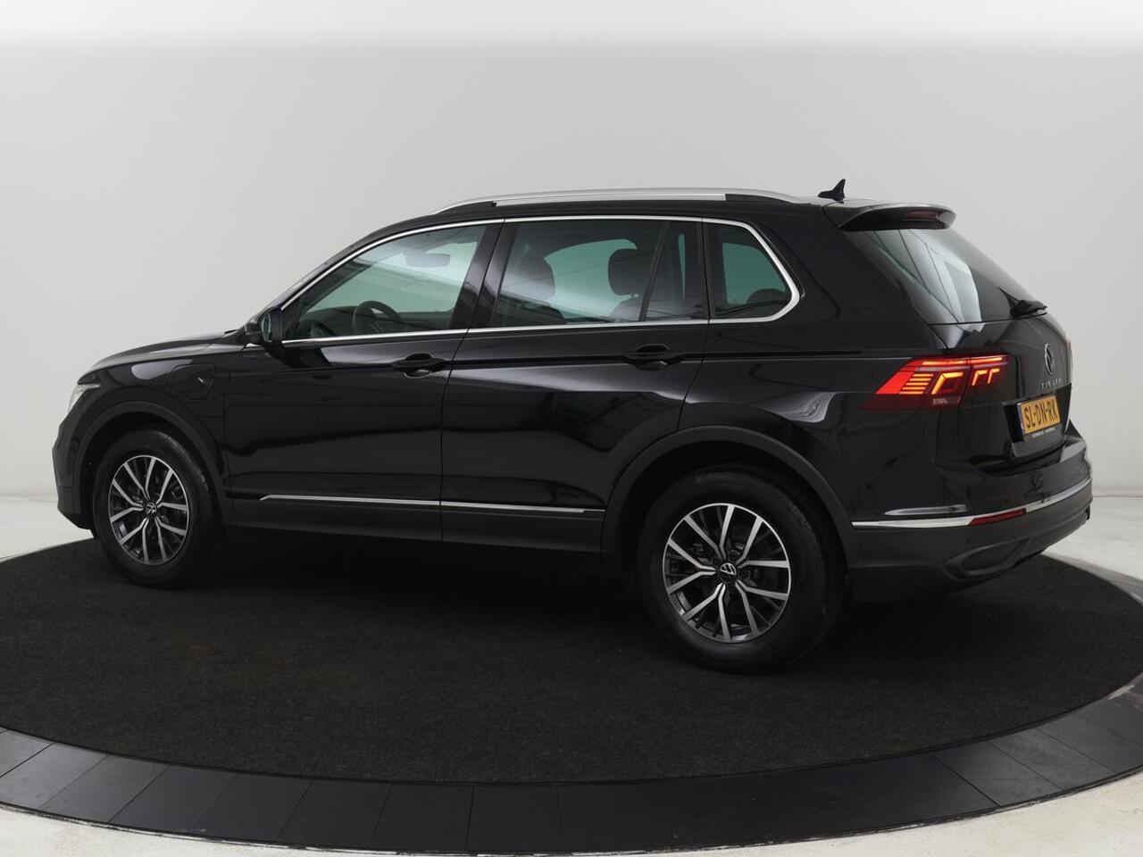 Volkswagen TIGUAN 1.4 TSI eHybrid Style | Stoelverwarming | Camera | Adaptive cruise | Carplay | Sfeerverlichting | Full LED | Navigatie | Park Assist | DAB | Stuurverwarming | PHEV | Plug In