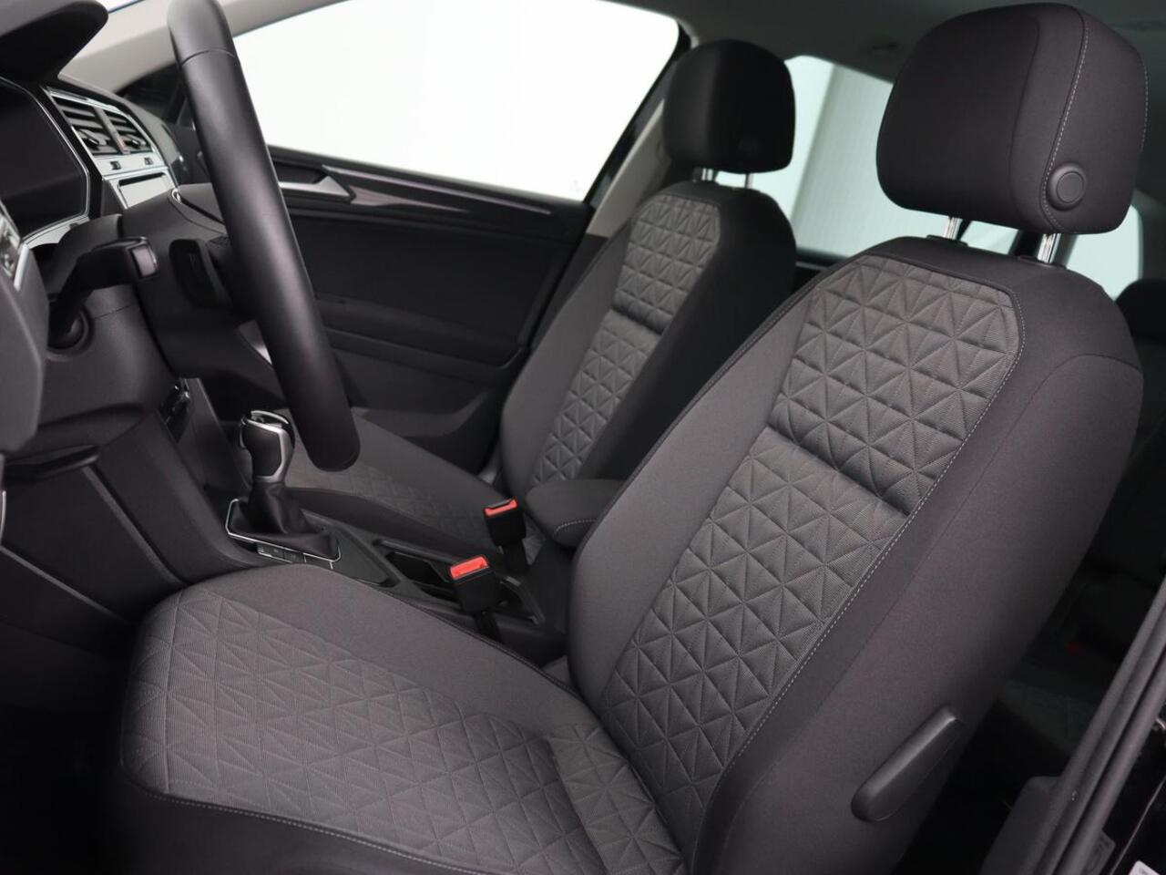 Volkswagen TIGUAN 1.4 TSI eHybrid Style | Stoelverwarming | Camera | Adaptive cruise | Carplay | Sfeerverlichting | Full LED | Navigatie | Park Assist | DAB | Stuurverwarming | PHEV | Plug In