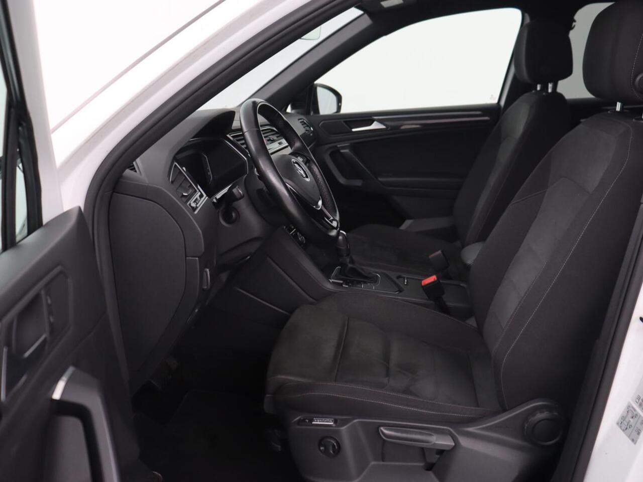 Volkswagen TIGUAN Allspace 1.5 TSI R Line 7-Persoons | Panoramadak | Stoelverwarming | Trekhaak | Massage | Keyless | 19'' | Camera | Carplay | Adaptive cruise | Full LED | Navigatie