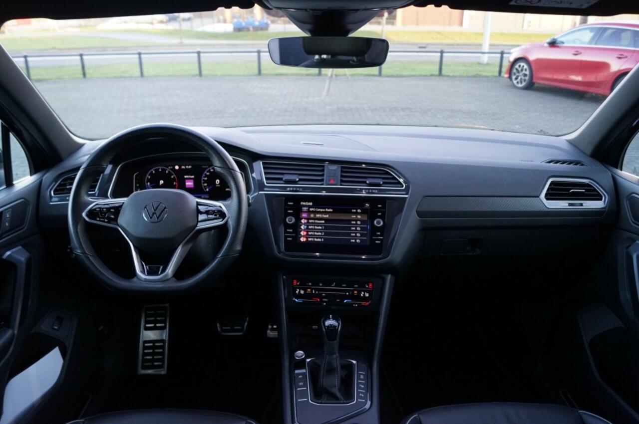 Volkswagen TIGUAN 1.5 TSI DSG R-Line / Leer /elekt. stoelen/ Panodak / IQ Led Matrix / Camera/ App-Connect