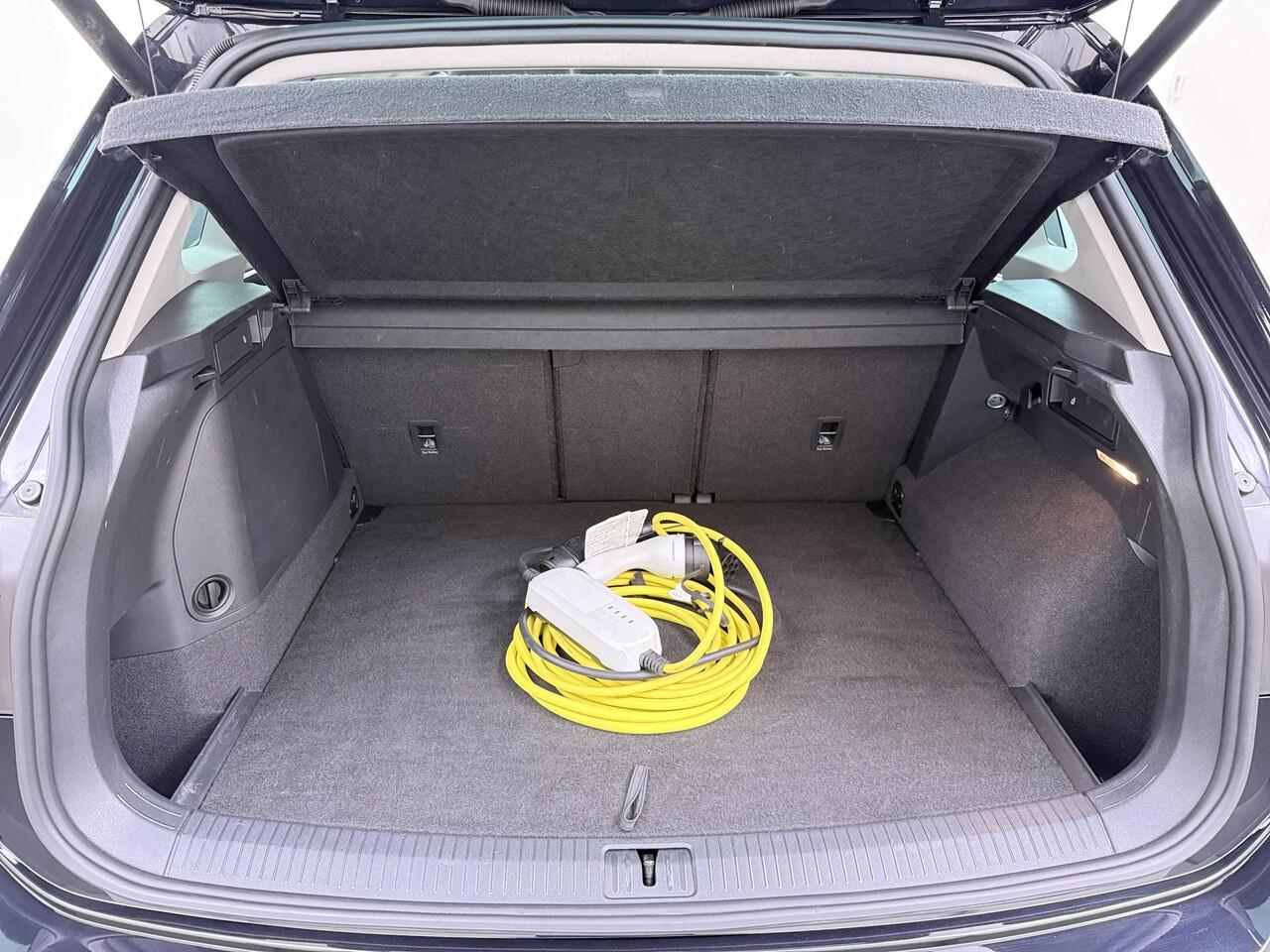 Volkswagen TIGUAN 1.4 TSI eHybrid VAN ¤29.900,- NU VOOR SLECHTS ¤26.877,- Uw LENTEVOORDEEL ¤3.023,- |PHEV| ELEK. ACHTERKLEP| DIGITAL DASH| ADAPTIVE CRUISE| RIJKLAAR INCL. 12 MND BOVAG GARANTIE