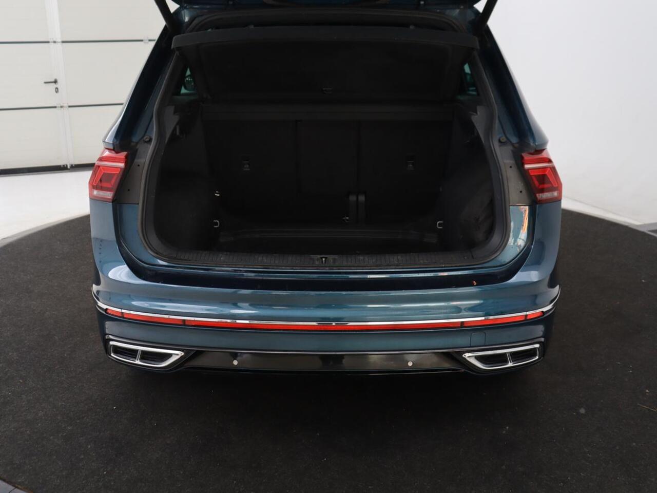 Volkswagen TIGUAN 1.5 TSI R-Line | Stoelverwarming | Adaptive cruise | Matrix LED | Keyless | 19'' | Parkeerhulp | Virtual Cockpit | Carplay | Navigatie | Climate control