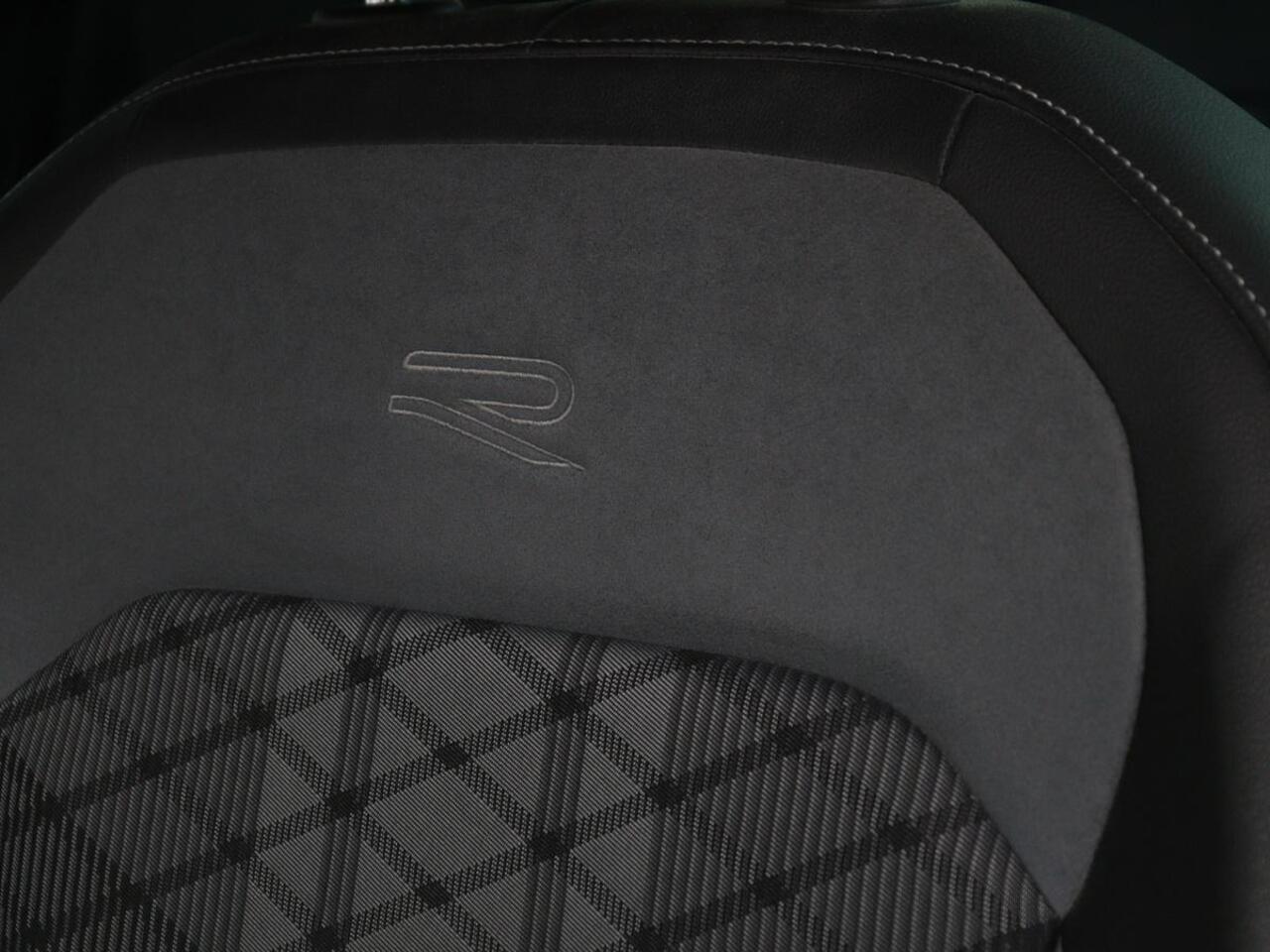 Volkswagen TIGUAN 1.5 TSI R-Line | Stoelverwarming | Adaptive cruise | Matrix LED | Keyless | 19'' | Parkeerhulp | Virtual Cockpit | Carplay | Navigatie | Climate control