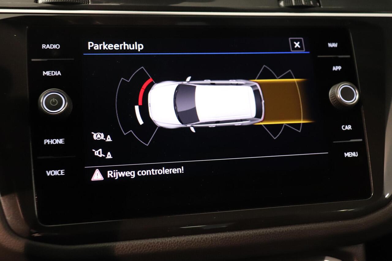 Volkswagen TIGUAN 1.5 TSI R-Line | Matrix LED | Black style | Trekhaak | AppleCarplay AndroidAuto Navigatie |