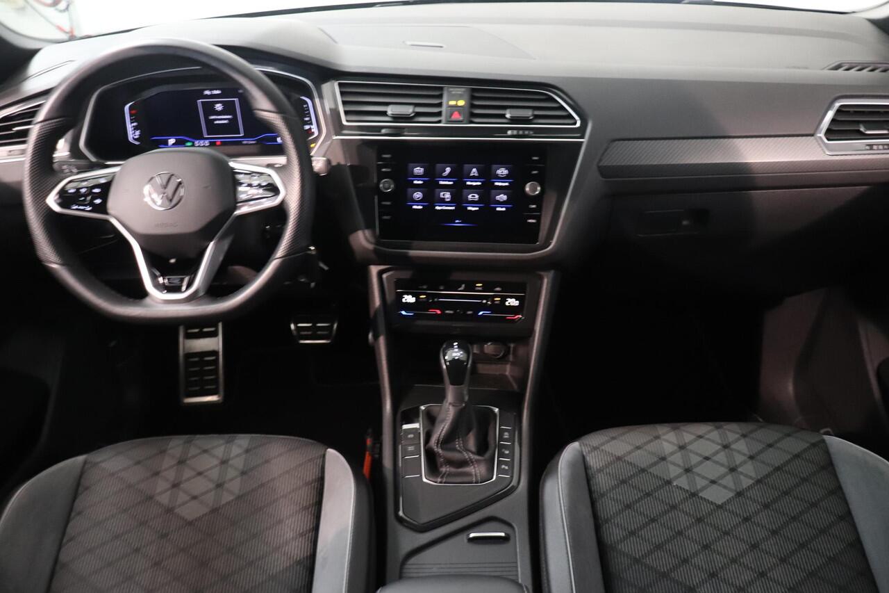 Volkswagen TIGUAN 1.5 TSI R-Line | Matrix LED | Black style | Trekhaak | AppleCarplay AndroidAuto Navigatie |