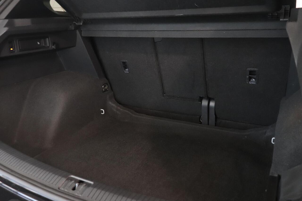 Volkswagen TIGUAN 1.5 TSI R-Line | Matrix LED | Black style | Trekhaak | AppleCarplay AndroidAuto Navigatie |