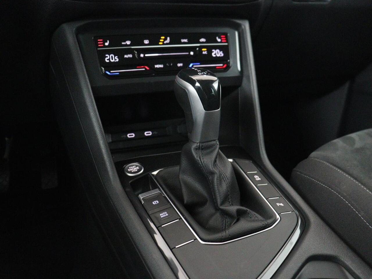 Volkswagen TIGUAN 1.5 TSI Life Business | Stoelverwarming | Massage | Virtual Cockpit | Carplay | Navigatie | Keyless | Adaptive cruise | Parkeerhulp | Full LED | Climate control