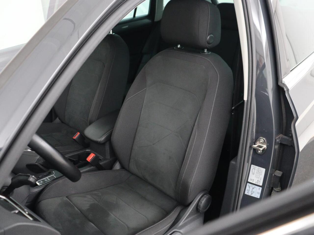 Volkswagen TIGUAN 1.5 TSI Life Business | Stoelverwarming | Massage | Virtual Cockpit | Carplay | Navigatie | Keyless | Adaptive cruise | Parkeerhulp | Full LED | Climate control