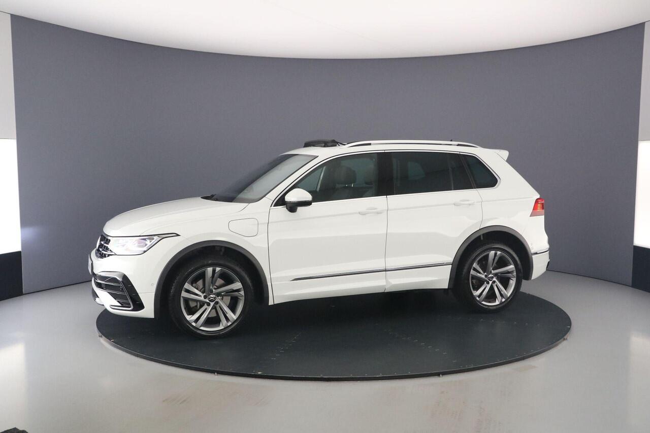 Volkswagen TIGUAN R-Line Business 1.4 TSI eHybrid 245pk DSG Automaat Panoramadak, LED matrix koplampen, Adaptive cruise control, Achteruitrijcamera, Elektrische achterklep, Navigatie