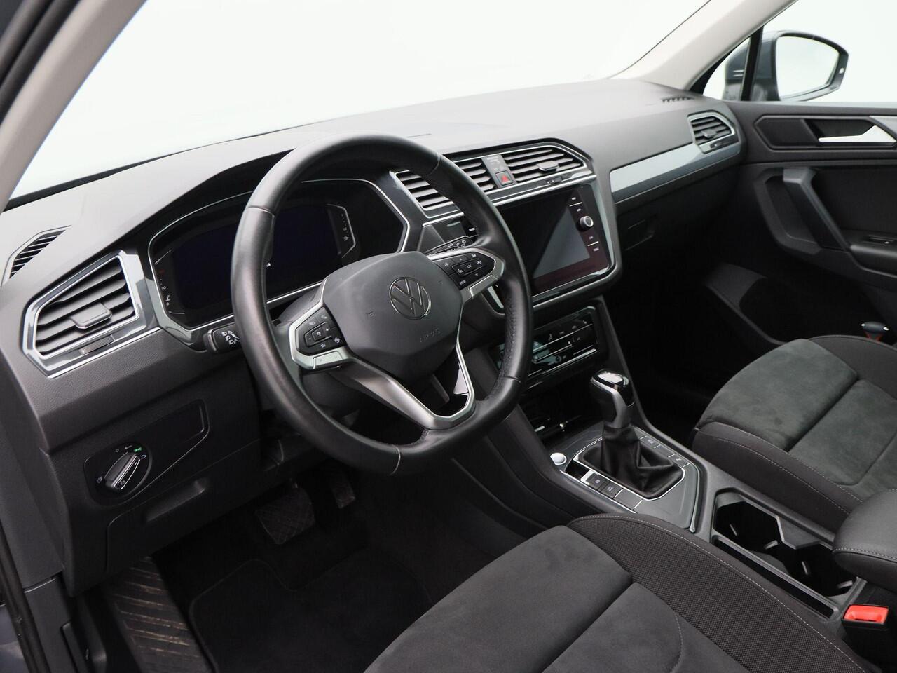 Volkswagen TIGUAN 1.5 TSi 150 Pk Automaat Life Business | Camera | Carplay | Elektrische Achterklep | Privacy Glass | Stoel Verwarming | Navigatiesysteem | 17 Inch