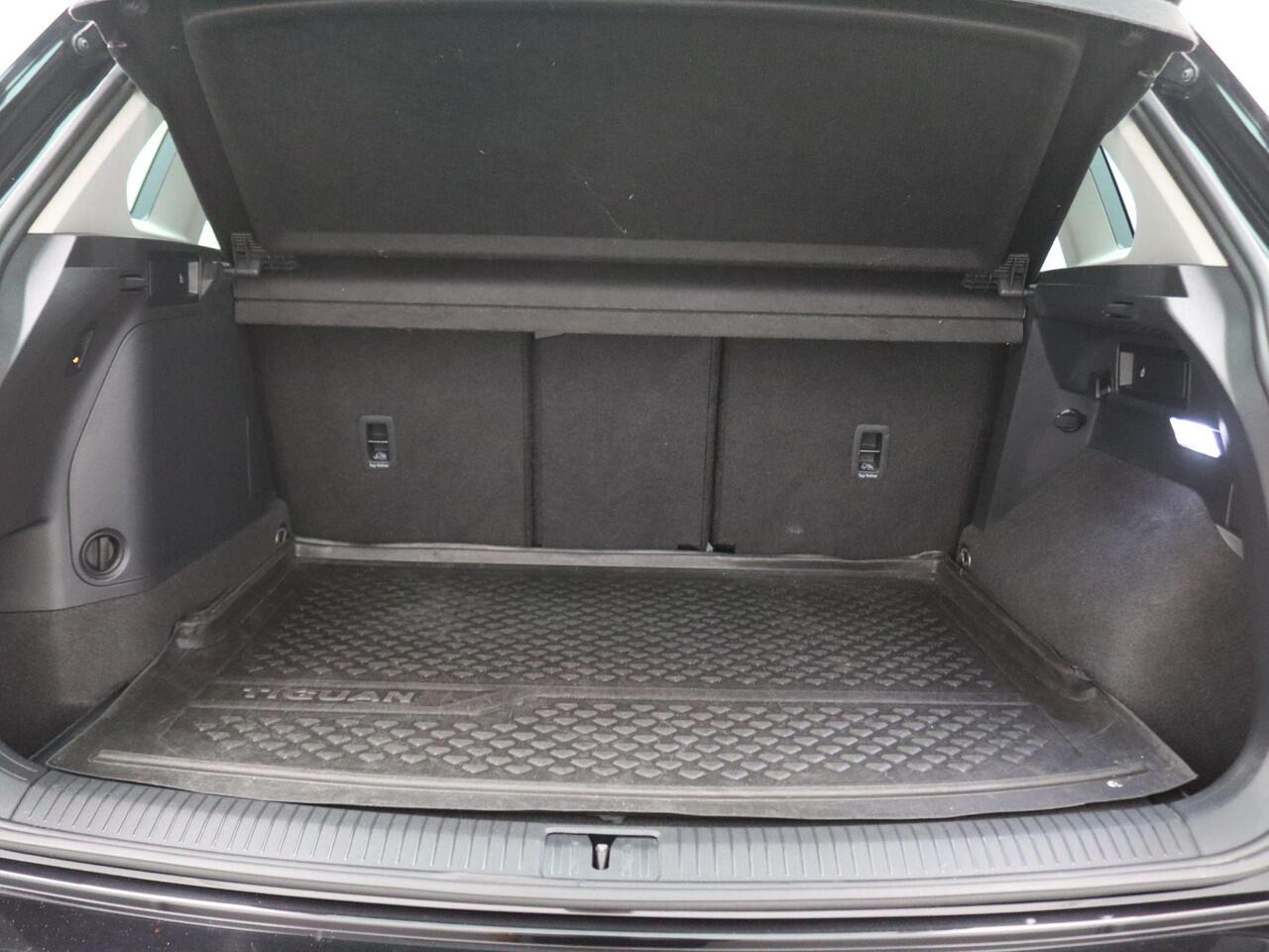 Volkswagen TIGUAN 1.4 TSI Elegance eHybrid 245PK DSG matrix led, massagestoel, trekhaak, achteruitrijcamera, elektrische achterklep, panoramadak, adaptive cruise, side assist, stuur-stoelverwarming, elektrische achterklep, keyless, 18" lichtmetaal