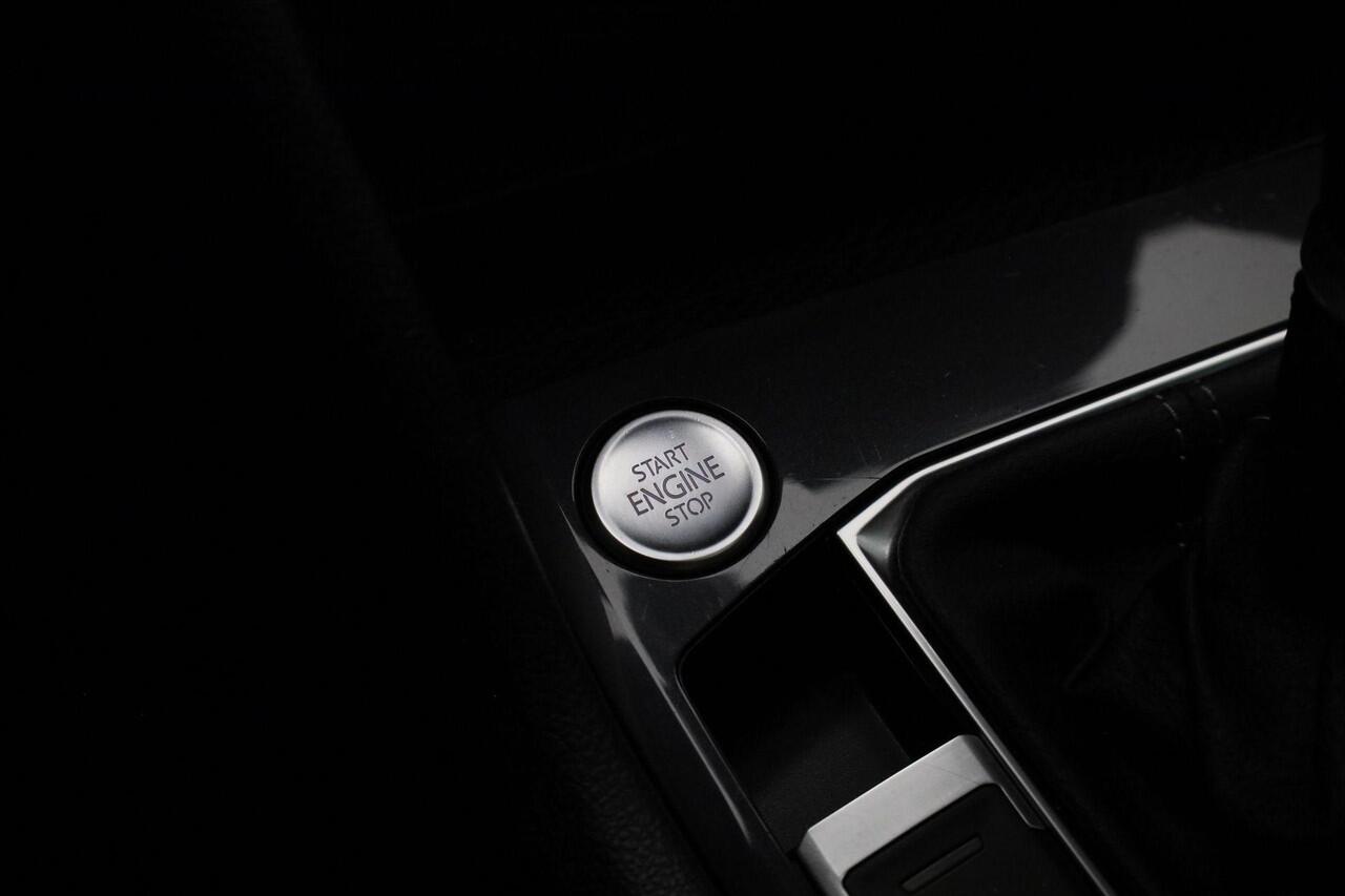 Volkswagen TIGUAN 1.5 TSI 150 pk DSG R-Line Business+ | Panoramadak | IQ Light | Achteruitrijcamera | Navigatie | Adaptive Cruise | Keyless Entry