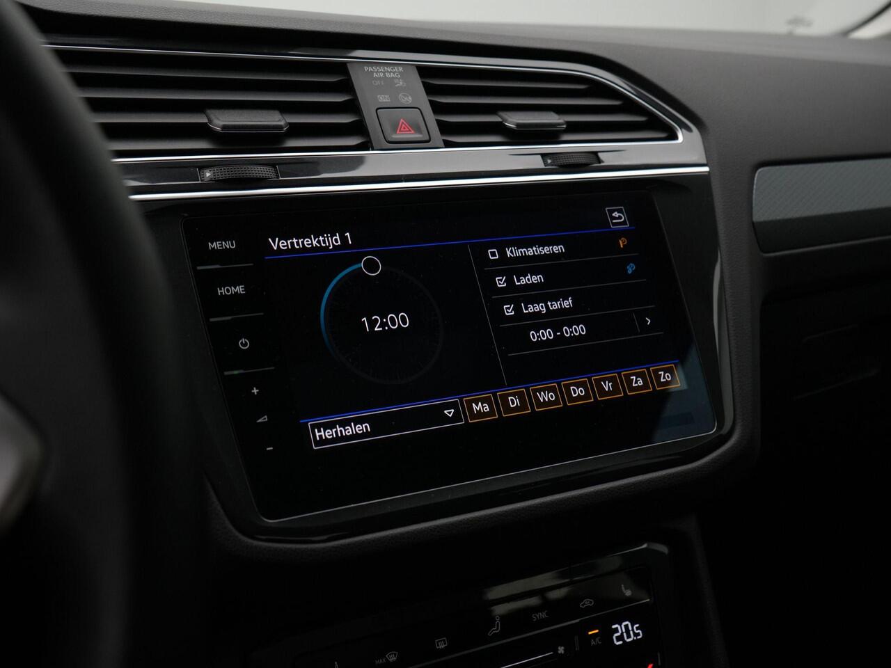 Volkswagen TIGUAN 1.4 TSI 245 pk DSG eHybrid Active | Panoramadak | Navigatie Discover Pro | Adaptief onderstel | IQ Light | Rondomzicht camera | Head-up display | Stuur-/stoelverwarming