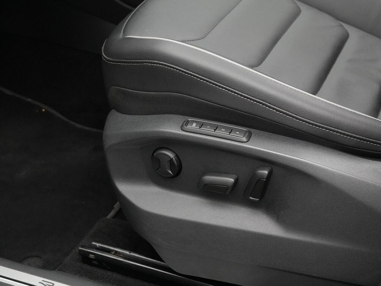 Volkswagen TIGUAN 1.4 TSI eHybrid R-Line Business+ | Panoramadak | IQ Light | Trekhaak | Lederen bekleding 'Vienna' | Rondomzicht camera | Park Assist | Side Assist | 19 inch