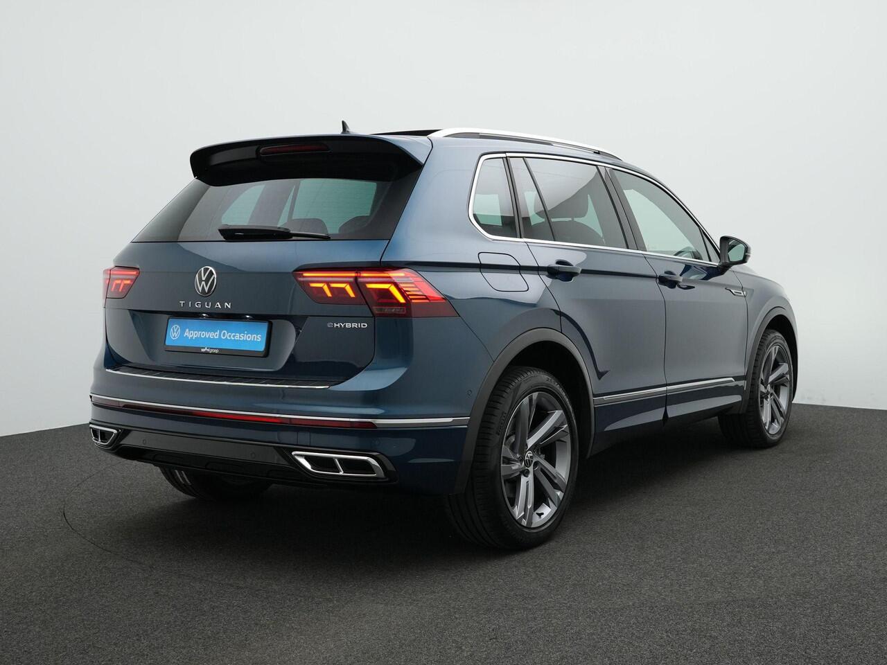 Volkswagen TIGUAN 1.4 TSI eHybrid R-Line Business+ | Panoramadak | IQ Light | Trekhaak | Lederen bekleding 'Vienna' | Rondomzicht camera | Park Assist | Side Assist | 19 inch