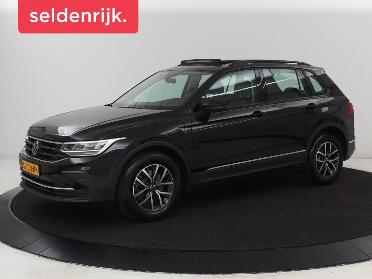 Volkswagen TIGUAN 1.4 TSI eHybrid R-Line Business | Panoramadak | Trekhaak | Stoelverwarming | head-up display | Carplay | Cruise Control Adaptief | LMV 17 |