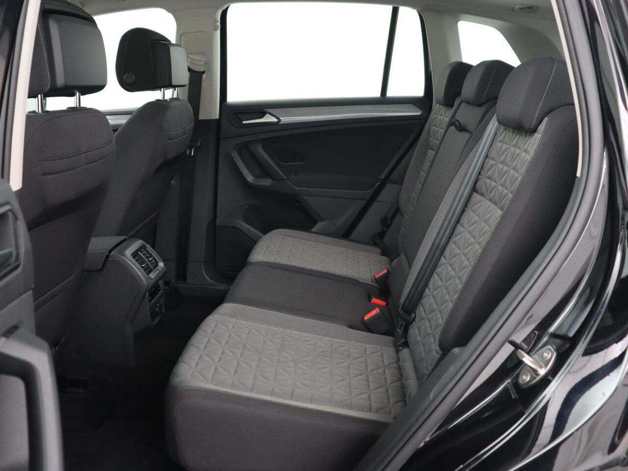 Volkswagen TIGUAN 1.4 TSI eHybrid R-Line Business | Panoramadak | Trekhaak | Stoelverwarming | head-up display | Carplay | Cruise Control Adaptief | LMV 17 |