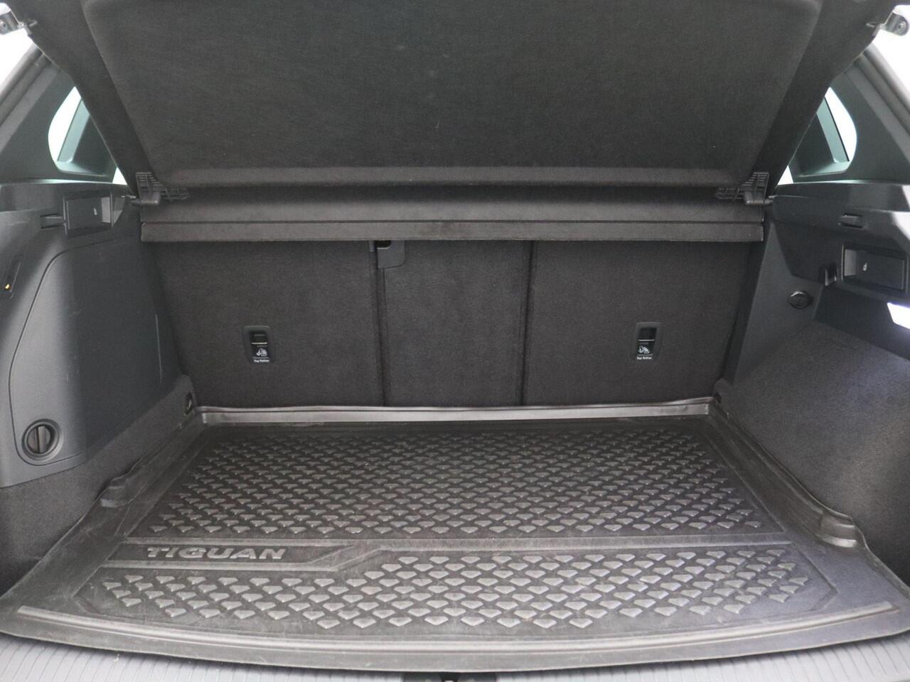 Volkswagen TIGUAN 1.4 TSI eHybrid R-Line Business+ 245PK DSG SOH 88%, Volleder, Memorystoel, Trekhaak, Stoel-Stuurverwarming, Achteruitrijcamera,