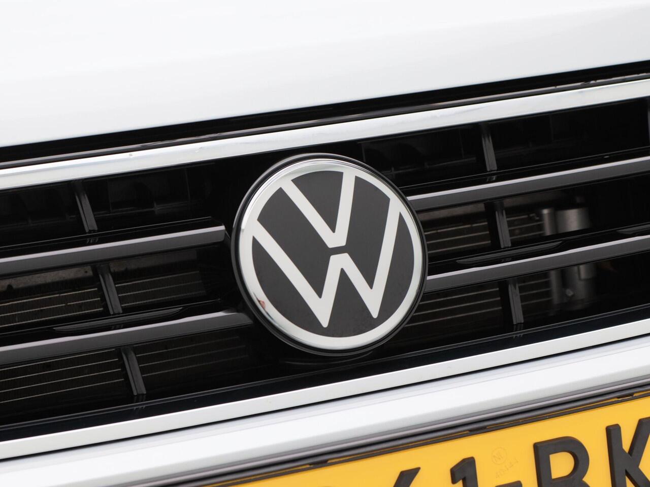 Volkswagen TIGUAN 1.5 TSi 150 Pk Automaat R-Line | Black Style | Panoramadak | Adaptive Cruise | Climate Control | Navigatie | Camera | Carplay | 20 inch | 34.670 Km!!