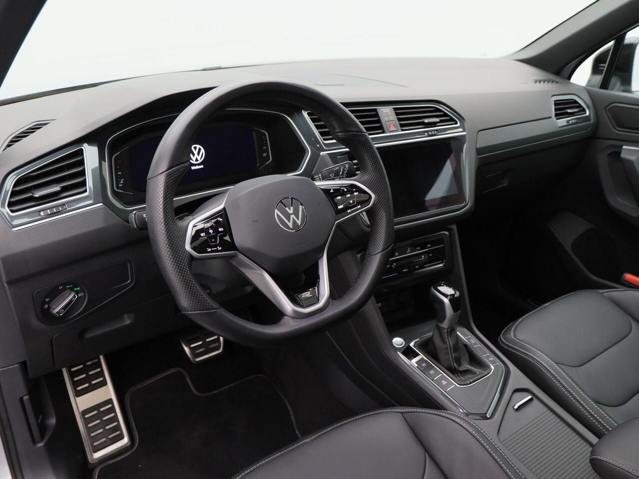 Volkswagen TIGUAN 1.5 TSi 150 Pk Automaat R-Line | Black Style | Panoramadak | Adaptive Cruise | Climate Control | Navigatie | Camera | Carplay | 20 inch | 34.670 Km!!