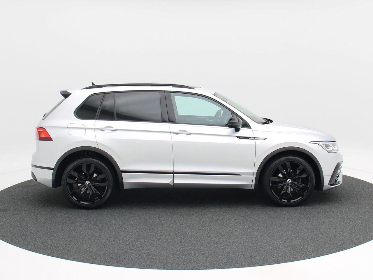 Volkswagen TIGUAN 1.5 TSi 150 Pk Automaat R-Line | Black Style | Panoramadak | Adaptive Cruise | Climate Control | Navigatie | Camera | Carplay | 20 inch | 34.670 Km!!