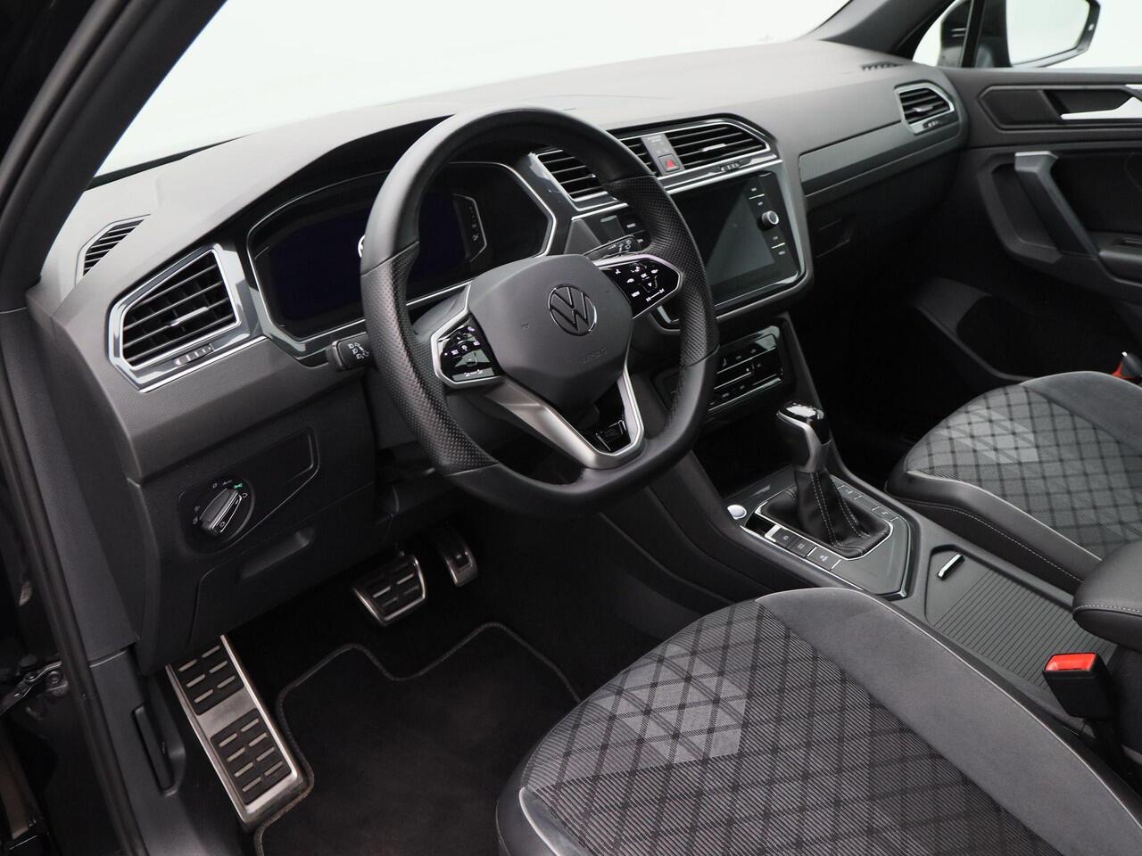 Volkswagen TIGUAN 1.4 TSi 245 Pk Automaat eHybrid R-Line Business+ | Black Style | Matrix LED | Elektrische Achterklep | Camera | Adaptive Cruise | Sensoren | 20 Inch