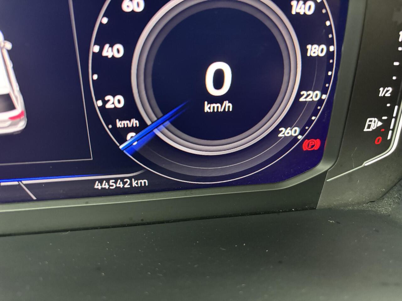 Volkswagen TIGUAN 1.5 TSI Elegance Urban Sport | HUD| Led| Panoramadak| Stoelverw.| Harman Kardon| Trekhaak| Keyless