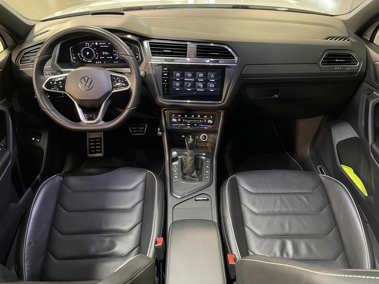 Volkswagen TIGUAN 1.4 TSI eHybrid R-Line Business Black Style 19"/Panoramadak/Trekhaak/Leder + memory/Head-up/Elektrische klep/Dodehoek/Stuur + stoelverwarming/IQ Lights/Adaptieve cruise