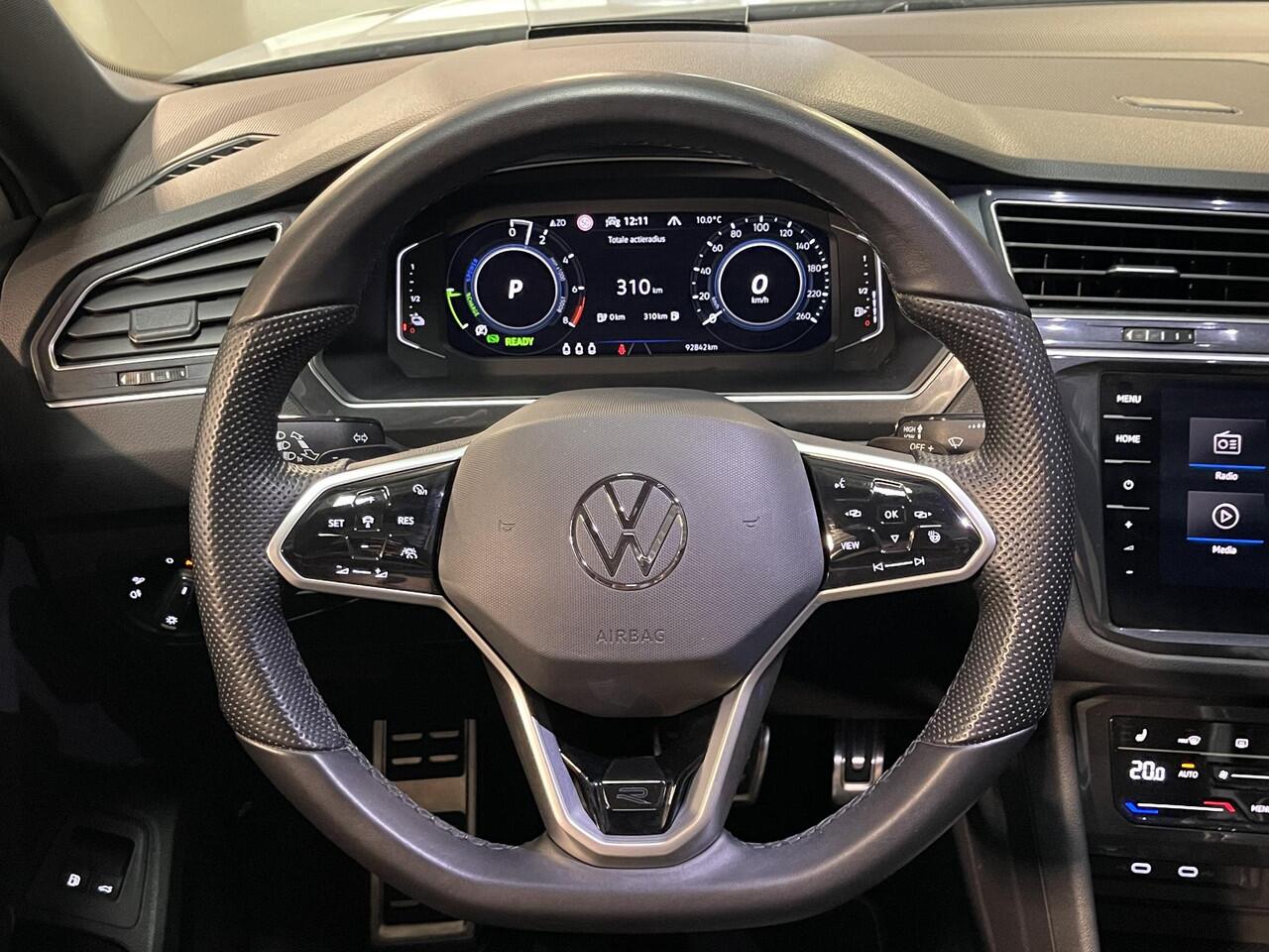 Volkswagen TIGUAN 1.4 TSI eHybrid R-Line Business Black Style 19"/Panoramadak/Trekhaak/Leder + memory/Head-up/Elektrische klep/Dodehoek/Stuur + stoelverwarming/IQ Lights/Adaptieve cruise