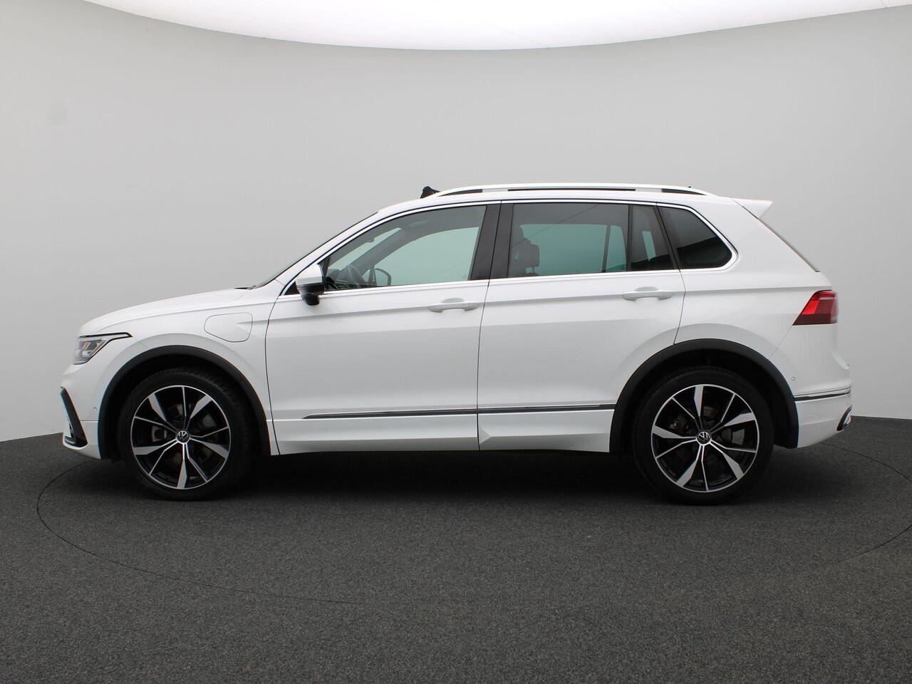 Volkswagen TIGUAN 1.4 TSI eHybrid R-Line Business+ 245PK DSG Pano-Schuifdak, SOH 86%, Trekhaak, Leder, Memorystoel, 20" LM Velgen, Matrix-LED Verlichting, 360gr. Camera