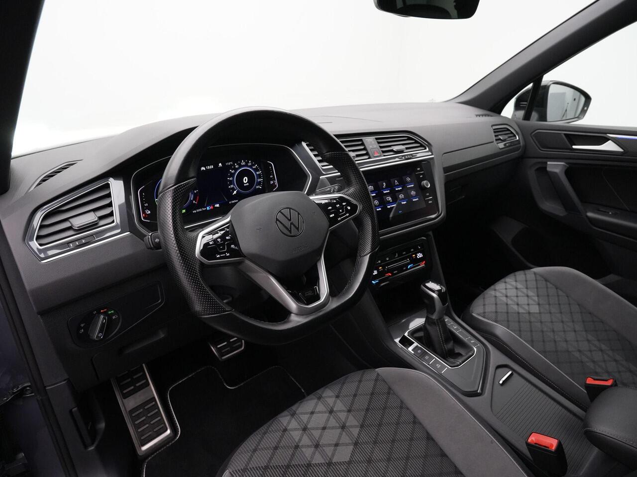 Volkswagen TIGUAN 1.4 TSI eHybrid 245 pk DSG R-Line Business | Panoramadak | Black Style | Trekhaak | Adaptief onderstel | IQ Light | Stuur-/stoelverwarming