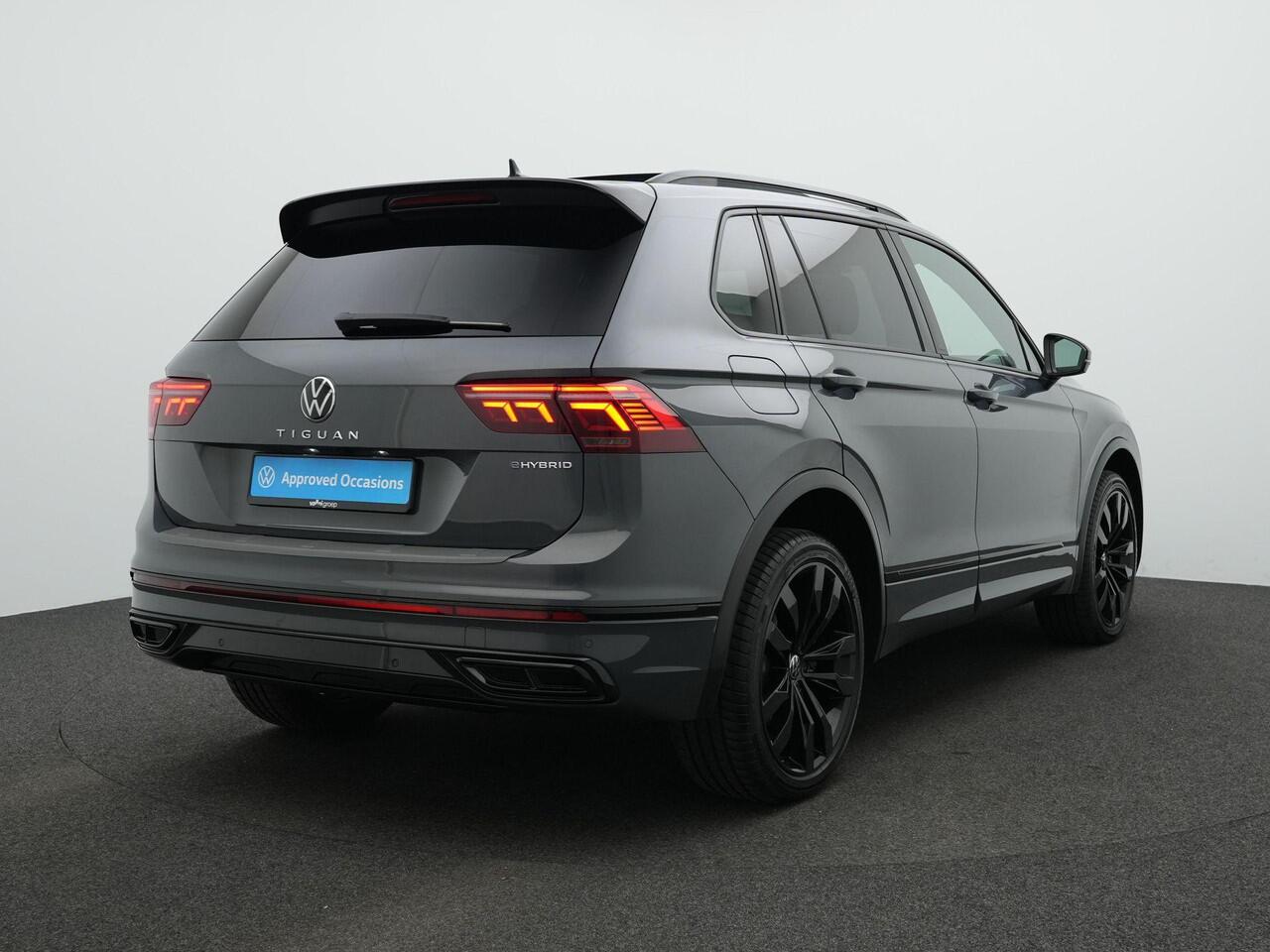 Volkswagen TIGUAN 1.4 TSI eHybrid 245 pk DSG R-Line Business | Panoramadak | Black Style | Trekhaak | Adaptief onderstel | IQ Light | Stuur-/stoelverwarming