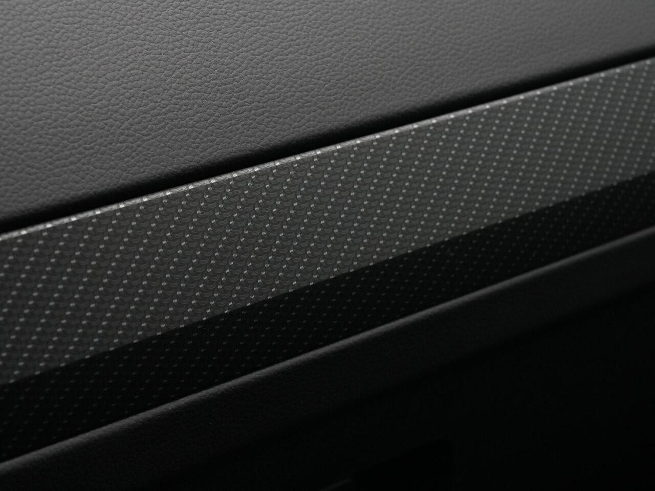 Volkswagen TIGUAN 1.4 TSI eHybrid 245 pk DSG R-Line | Panoramadak | Trekhaak | Navigatie Discover Pro | Leder | Geheugenstoelen | Adaptief onderstel | 360 camera | IQ Light